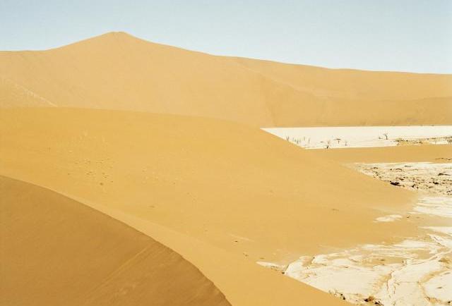 L&eacute;gende inconnue. D&eacute;sert du Namib, Namibie. 2004